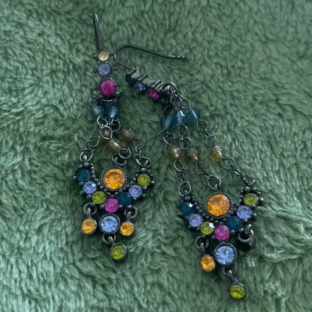 Dangling earrings with gems
